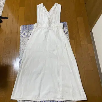 화이트 V넥 크로스 디자인 살로펫