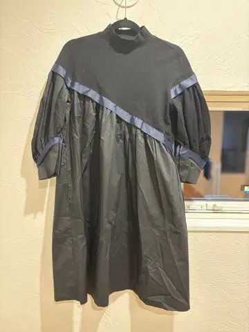 AVIE 바이컬러 리본 블랙 튜닉