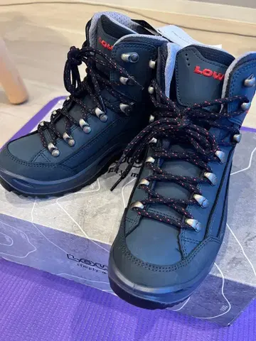 [ 1회만 사용 ] LOWA 하이컷 트레킹 슈즈 블랙