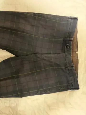 그레이 체크 무늬 슬랙스