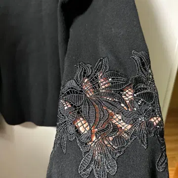 소매에 레이스가 달린 귀여운 V넥 니트