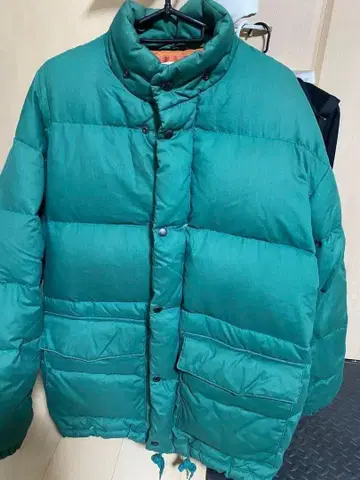 그린 다운 자켓 자수 패치 포함