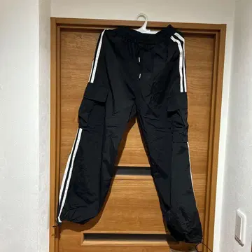 블랙 사이드 스트라이프 카고 팬츠