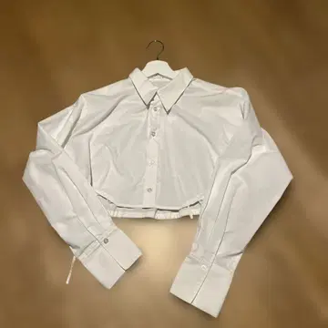 KBR 화이트 크롭 셔츠