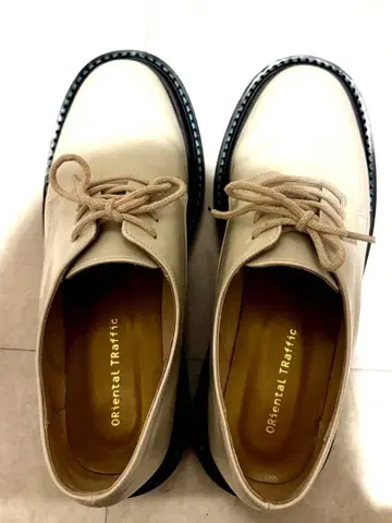 오리엔탈 트래픽 화이트 가죽 신발 39
