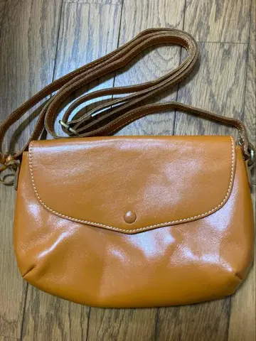 카멜색 플랩 숄더백 [ zucchero ]