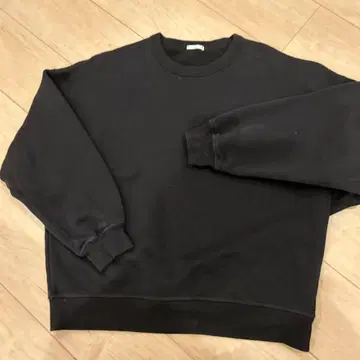 GU 블랙 크루넥 트레이닝복 2장 묶음 판매