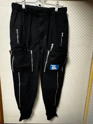 지퍼 포켓이 달린 블랙 카고 팬츠