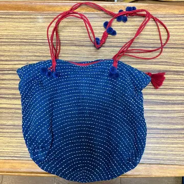 자수 바느질과 손잡이가 귀여운 토트백