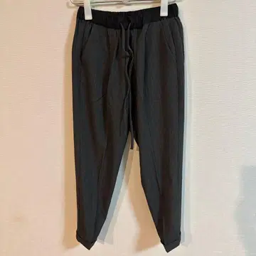 어반 리서치 다크 그레이 슬랙스 허리밴딩