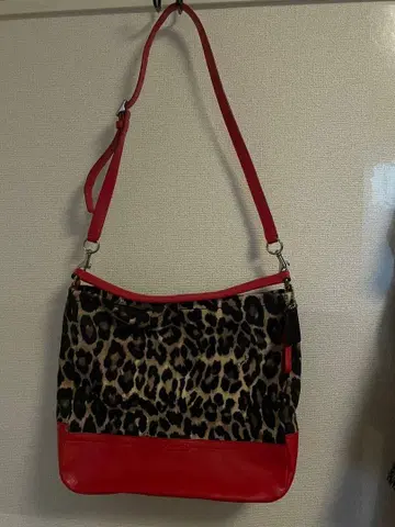 COACH 레오파드 무늬 숄더백 빨간색