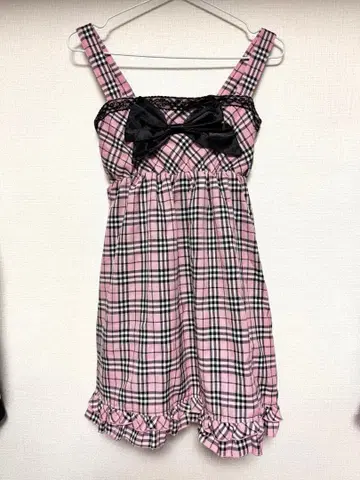 핑크와 블랙 체크 무늬 슬리브리스 원피스