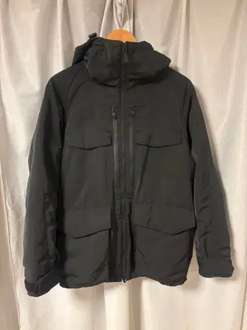 UNIQLO 화이트 마운티니어링 하이브리드 다운