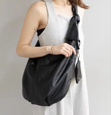 블랙 합성 피혁 숄더백 CHICO