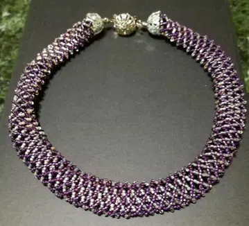 보라색과 은색 비즈 목걸이 초커 입체