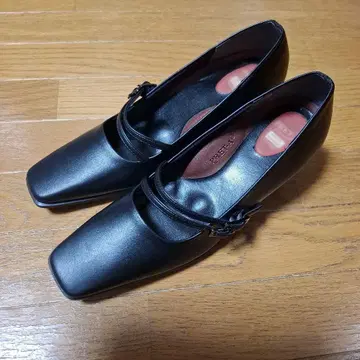 미사용 새상품 스트랩 포함 블랙 힐 슈즈 PRET-A
