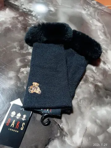 새상품!! DAKS LONDON 블랙 장갑 테디베어 자수