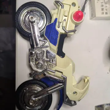 BANDAI 바이크형 완구 크림색과 파랑