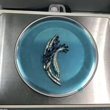 ST-216 TRIFARI 브로치 돌잡이 2개 있음