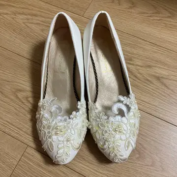 화이트 자수풍 레이스 펌프스 로우힐