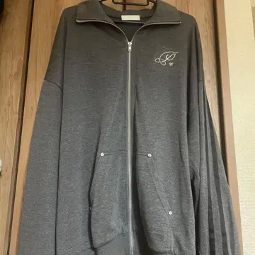 더블 라인 비쥬 프린트 지퍼 맨투맨 차콜