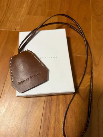 MAISON KINEMA 레더 크로셰