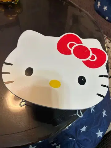 헬로키티 얼굴 모양 테이블