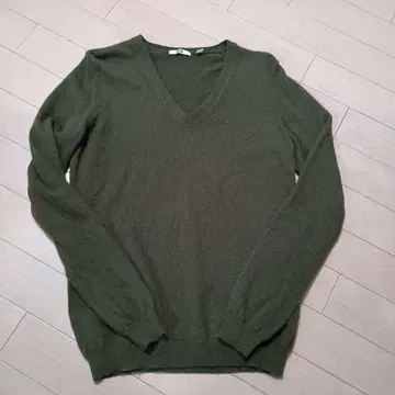 새상품급 유니클로 캐시미어 100% 올리브 그린 V넥 니트 스웨터