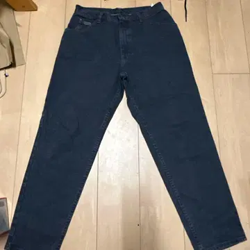 Wrangler 다크 그레이 스트레이트 데님 팬츠