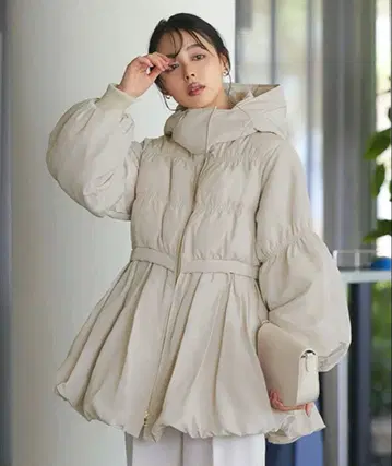 후드 부착 벌룬 실루엣 다운 자켓