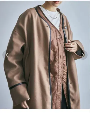 [ 에크리르 ] ECRIRE 퀼트 라이너 포함 파이핑 노카라 롱 코트