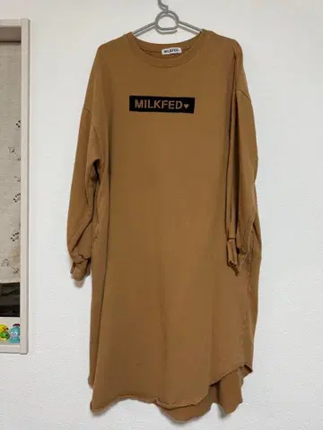 MILKFED. 브라운 맨투맨 컷오프 소재 원피스