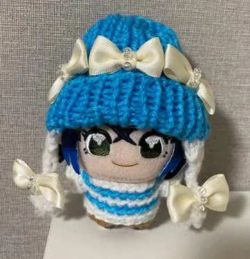 파란 니트 모자와 스웨터의 봉제 인형 옷
