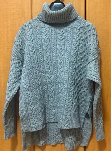 맥피 그레이 케이블 짜임 터틀넥 니트