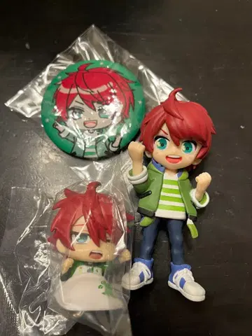 컬러풀 피치 쟈파파 피규어와 배지 세트