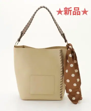 크림색 핸드백 폴카 도트 스카프 포함