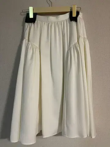 herlipto 파 립 투 화이트 무릎 기장 스커트