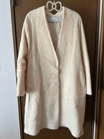 크림색 노카라 샤기 코트