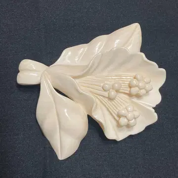 앤티크 브로치 꽃과 잎 디자인