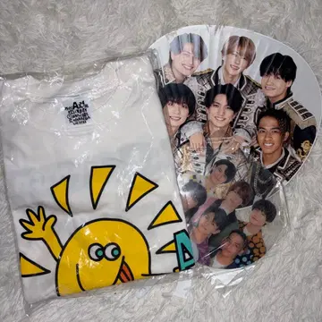 a group 티셔츠와 부채 세트