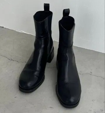 CAPRICIEUX LE'MAGE 리브 절개 숏부츠