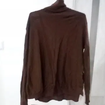 브라운 터틀넥 긴팔 니트 드로잉 넘버즈