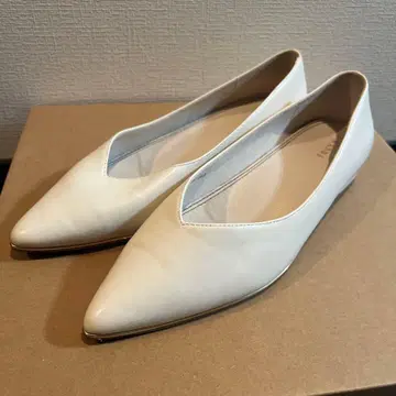 RANDA 란다 화이트 펌프스