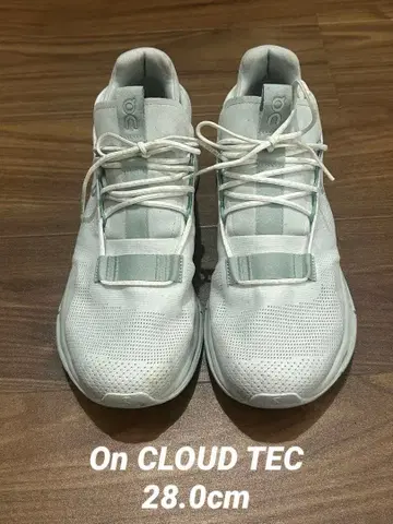 On CLOUD TEC 화이트 스니커즈