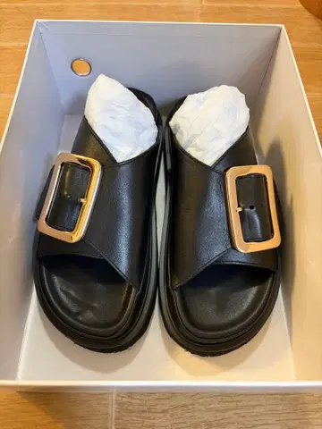 MOHI 블랙 빅 버클 샌들 36