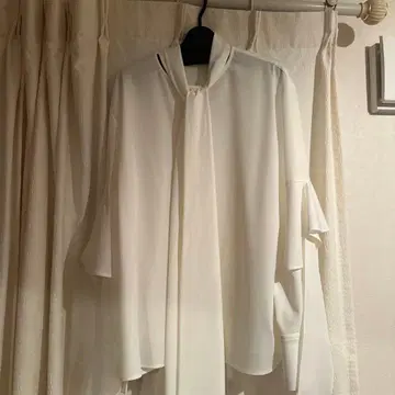 MYNE 리본 포함 화이트 셔츠