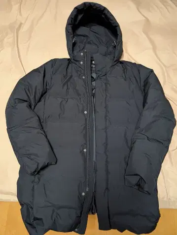 유니클로 심리스 다운 코트 블랙 네이비 후드 부착