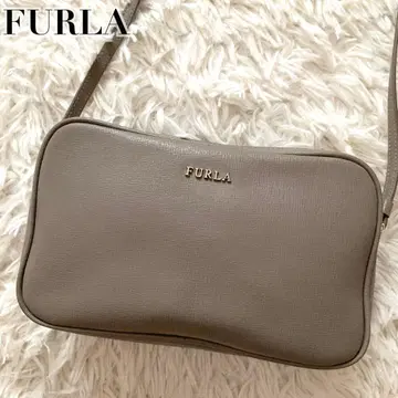 컨디션 최상 훌라 릴리 가죽 로고 카메라백 그레이지