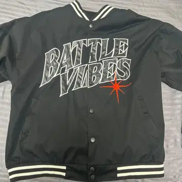 BATTLE VIBES 바시티 자켓 .kom 블랙