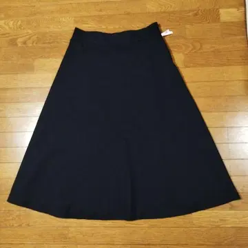 새상품급 키이스 네이비 사다리꼴 플레어 스커트 사이즈 40